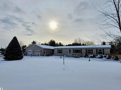 Photo of 870 SW Quail Drive, Kalkaska, MI 49646 (MLS # 1940988)