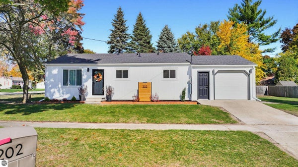 202 W GRAND AVE, MOUNT PLEASANT, MI 48858 - Image d3fb8aba01ecbce38ba41bde16d728e0/3598484072