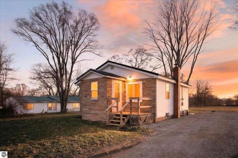 Tiny photo for 711 Rockingham Avenue, Alma, MI 48801 (MLS # 1942860)