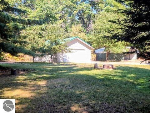 Tiny photo for 724 Lynn Drive, Roscommon, MI 48653 (MLS # 1944162)
