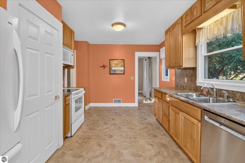 Tiny photo for 804 N River Avenue, Alma, MI 48801 (MLS # 1951101)