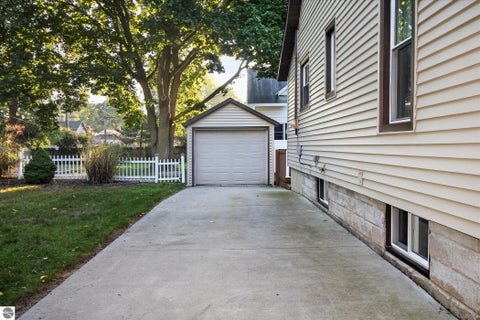 Tiny photo for 804 N River Avenue, Alma, MI 48801 (MLS # 1951101)