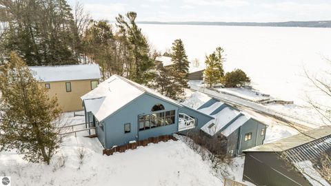 Photo of 3142 Crystal Drive, Beulah, MI 49612 (MLS # 1942731)