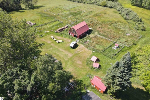 4626 S CENTER HWY, SUTTONS BAY, MI 49682 - Image dd59577b8dcef7a5c299e77377bdf82f/2011434014