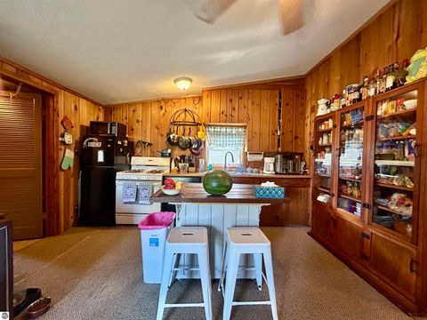 Tiny photo for 9312 Elizabeth Road, Houghton Lake, MI 48629 (MLS # 1946744)