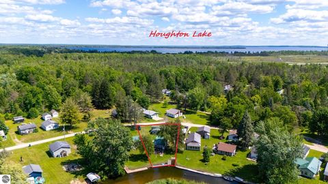 Tiny photo for 9312 Elizabeth Road, Houghton Lake, MI 48629 (MLS # 1946744)
