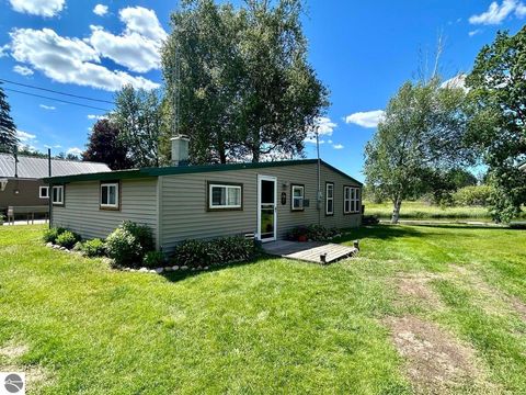 Photo of 9312 Elizabeth Road, Houghton Lake, MI 48629 (MLS # 1946744)