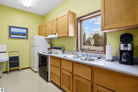 Tiny photo for 2135 Hammond Place W Pl, Traverse City, MI 49686 (MLS # 1943170)