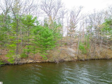 Photo of 1557 Edgewater Ridge, Traverse City, MI 49684 (MLS # 1946886)