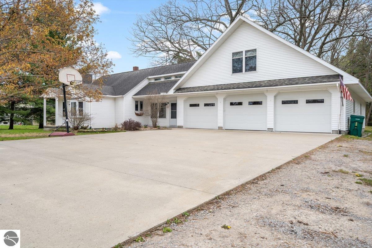 Photo 1 of 41 — 1007 W 1st Street, Tawas City, MI 48763