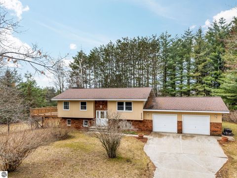 Photo of 2230 S 43 1/2 Road, Cadillac, MI 49601 (MLS # 1943485)