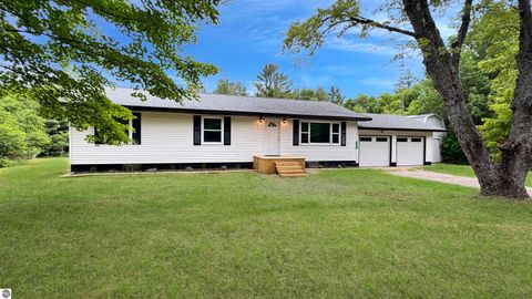 Photo of 3403 E 34 Road, Cadillac, MI 49601 (MLS # 1947303)