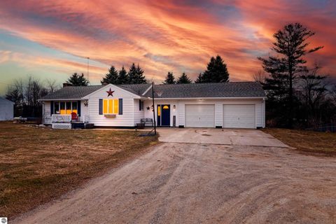 Photo of 6740 S Eberhart Avenue, Clare, MI 48617 (MLS # 1943344)