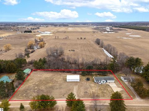 Tiny photo for 6740 S Eberhart Avenue, Clare, MI 48617 (MLS # 1943344)