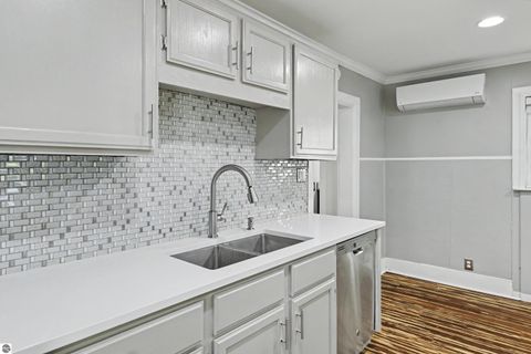 Tiny photo for 1006 Lincoln Street, Traverse City, MI 49686 (MLS # 1948031)