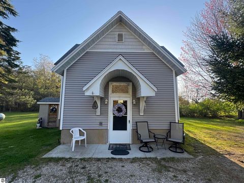 Photo of 1012 S 35 Road, Cadillac, MI 49601 (MLS # 1945248)