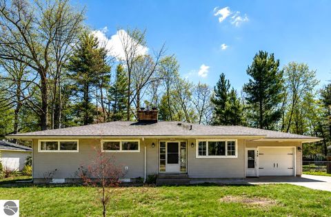 Photo of 519 Woodland Drive, Traverse City, MI 49686 (MLS # 1945160)
