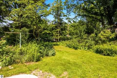 Tiny photo for 123 E Sixteenth Street, Traverse City, MI 49684 (MLS # 1947603)
