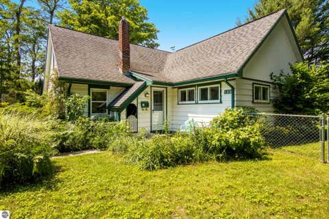 Tiny photo for 123 E Sixteenth Street, Traverse City, MI 49684 (MLS # 1947603)