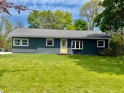 Photo of 136 W Elizabeth Street, Alma, MI 48801 (MLS # 1944873)