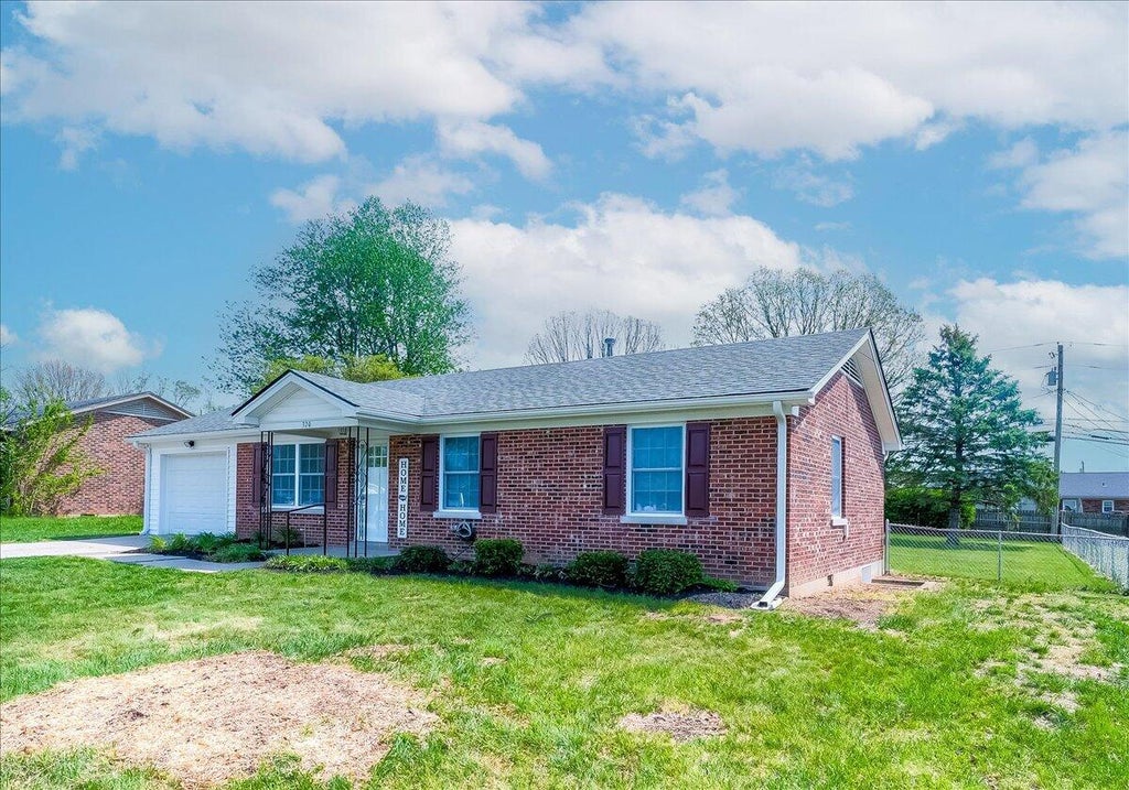 Photo of 320 Bellechase Lane, Nicholasville, KY 40356 (MLS # 26007982)