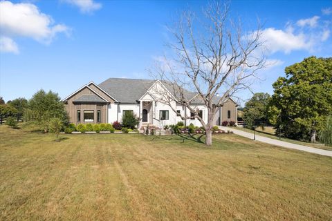 Photo of 100 Stirling Lane, Versailles, KY 40383 (MLS # 25502096)