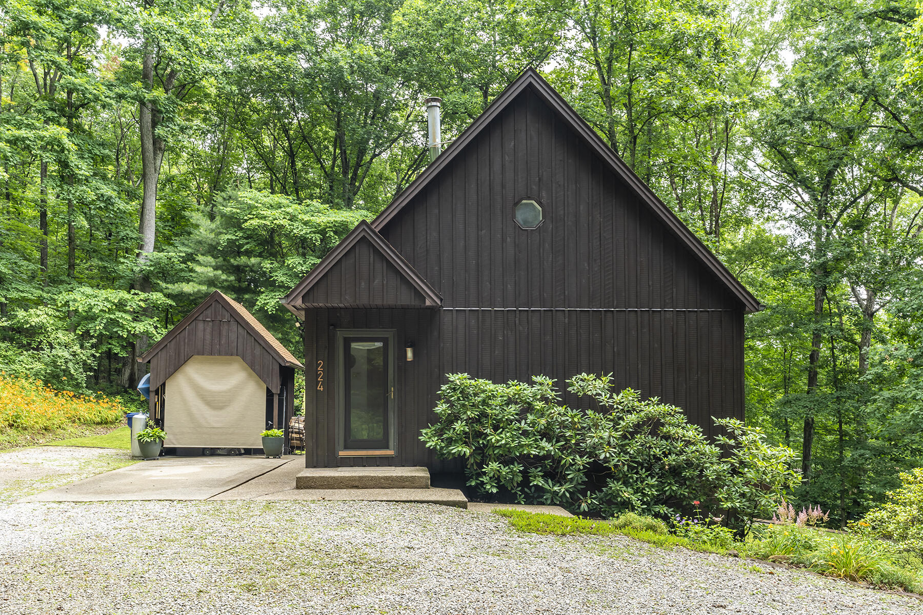 Berea, Kentucky 40403, United States, 3 Bedrooms Bedrooms, ,2 BathroomsBathrooms,Residential,Contingent,154225