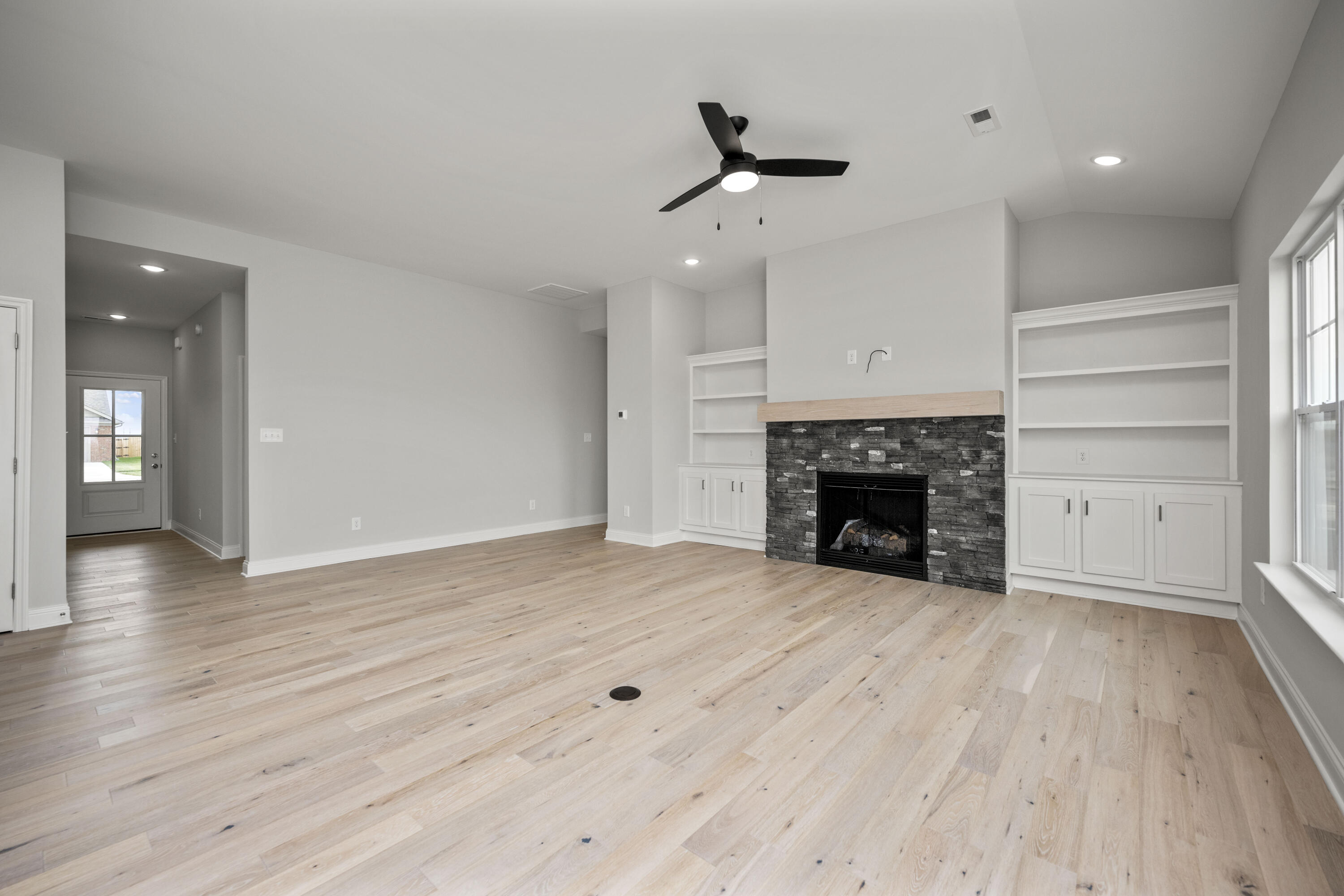 Richmond, Kentucky 40475, United States, 3 Bedrooms Bedrooms, ,2 BathroomsBathrooms,Residential,Pending,172694