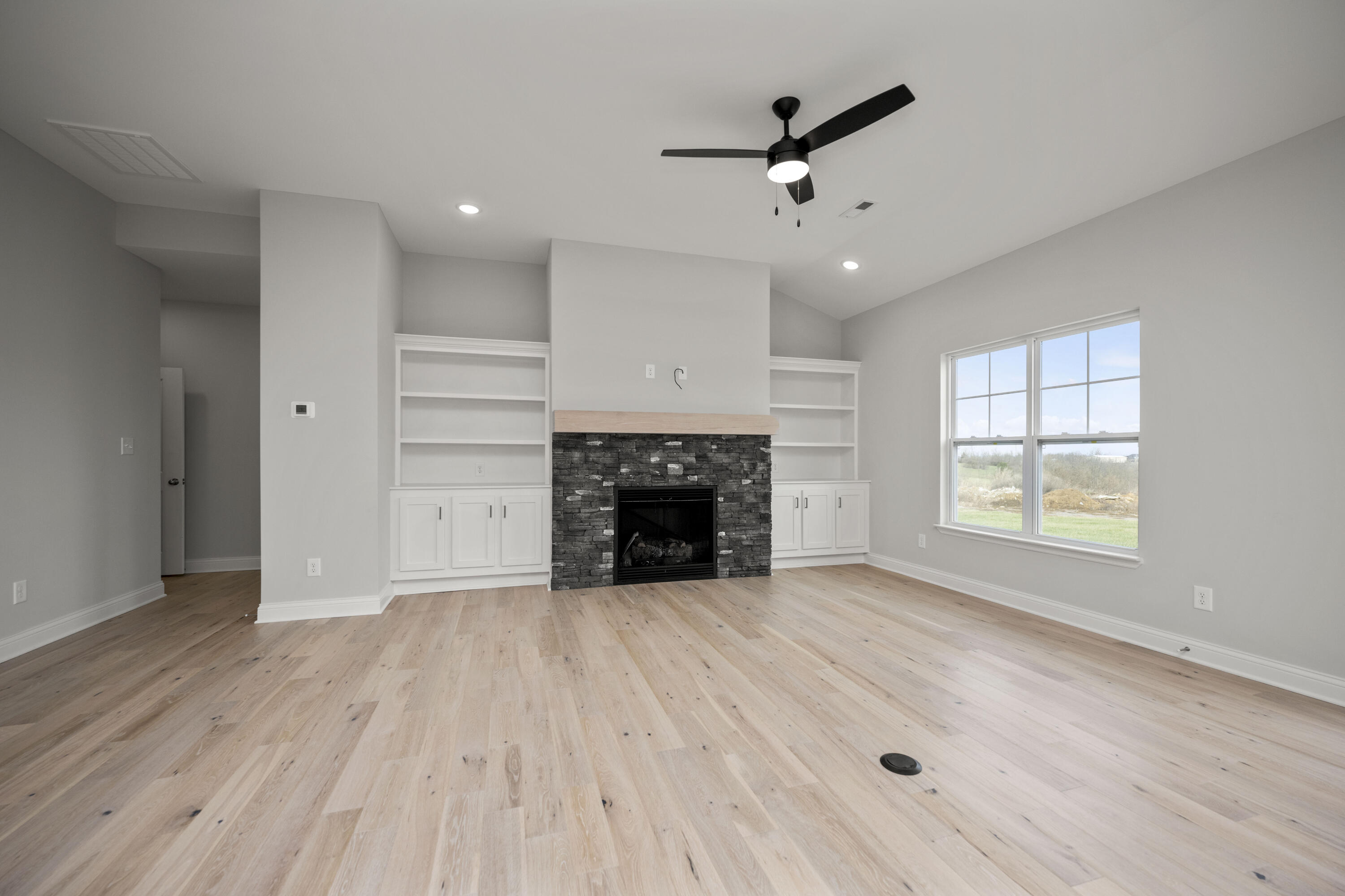 Richmond, Kentucky 40475, United States, 3 Bedrooms Bedrooms, ,2 BathroomsBathrooms,Residential,Pending,172694