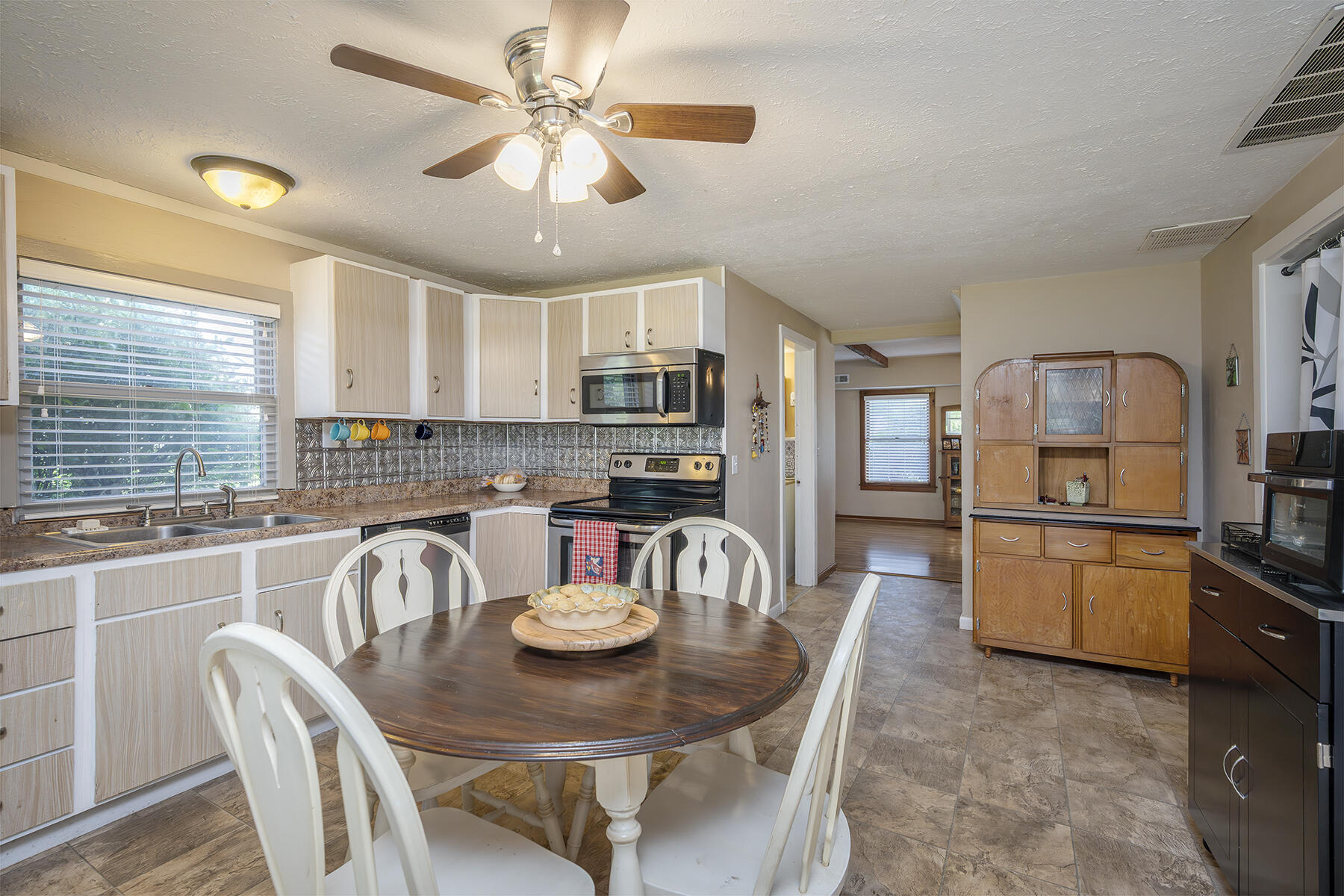 Berea, Kentucky 40403, United States, 3 Bedrooms Bedrooms, ,2 BathroomsBathrooms,Residential,Active,163705