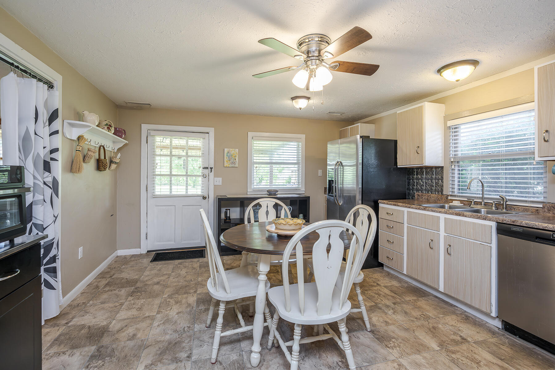 Berea, Kentucky 40403, United States, 3 Bedrooms Bedrooms, ,2 BathroomsBathrooms,Residential,Active,212563