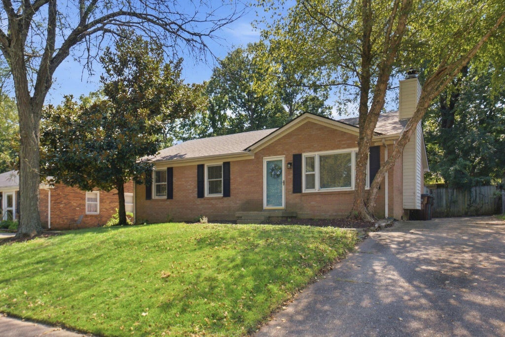 Photo of 952 Gregory Way, Lexington, KY 40514 (MLS # 26025656)