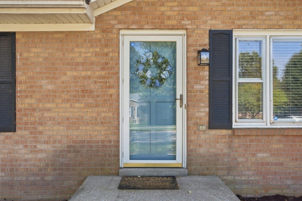 Photo of 952 Gregory Way, Lexington, KY 40514 (MLS # 26025656)