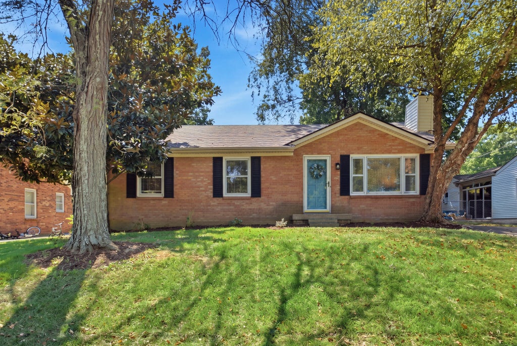 Photo of 952 Gregory Way, Lexington, KY 40514 (MLS # 26025656)