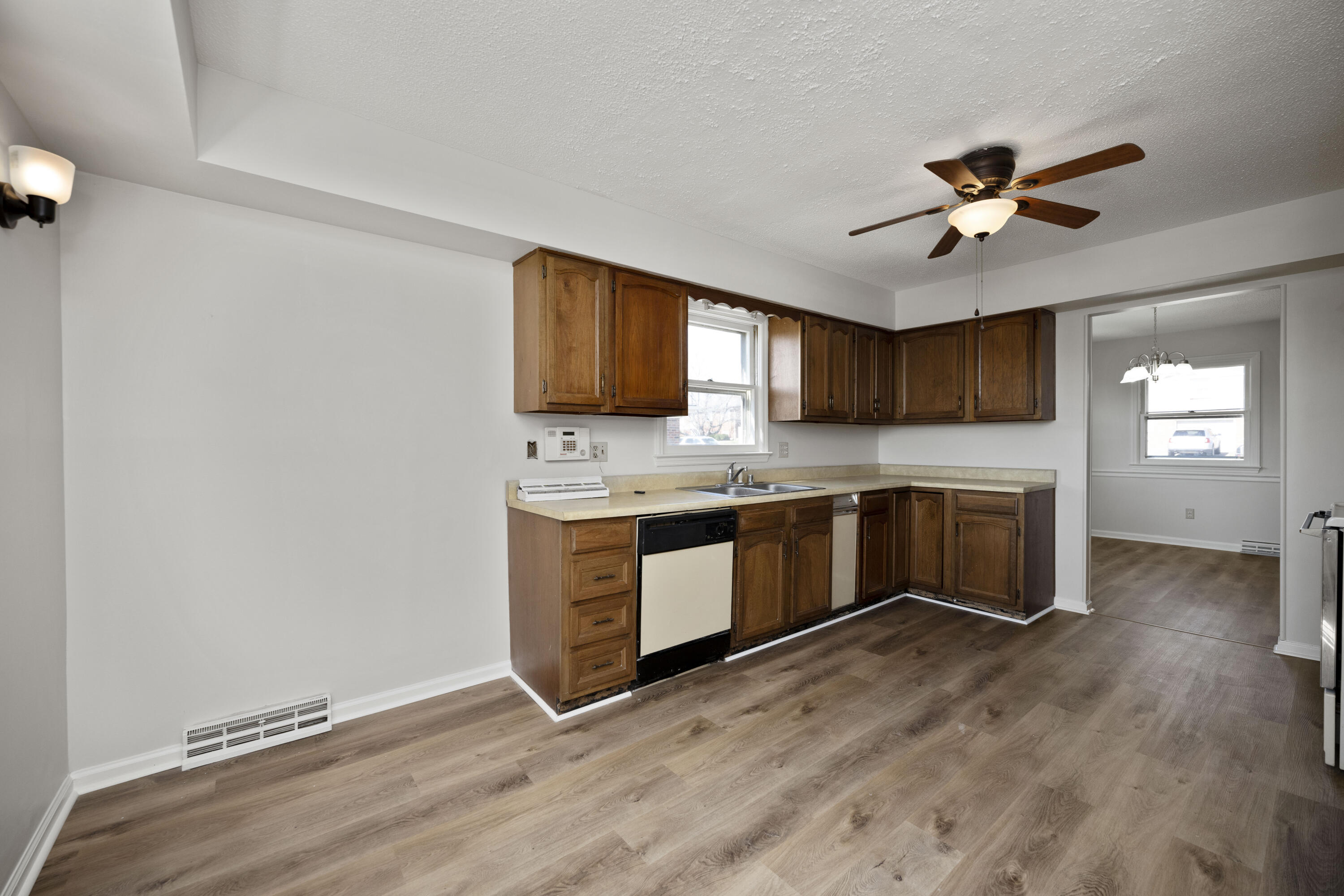 Richmond, Kentucky 40475, United States, 5 Bedrooms Bedrooms, ,3 BathroomsBathrooms,Residential,Active,94448