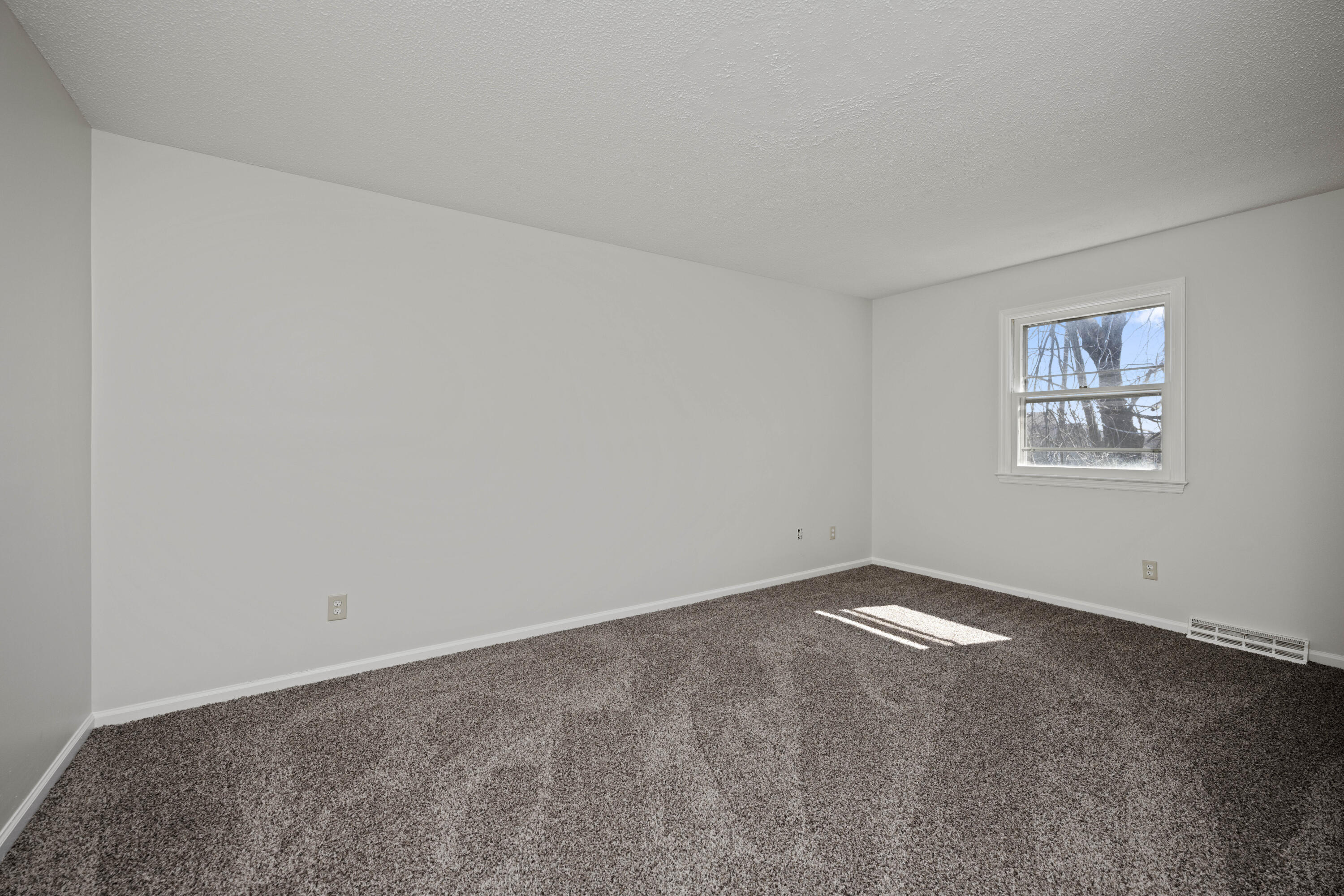 Richmond, Kentucky 40475, United States, 5 Bedrooms Bedrooms, ,3 BathroomsBathrooms,Residential,Active,94448