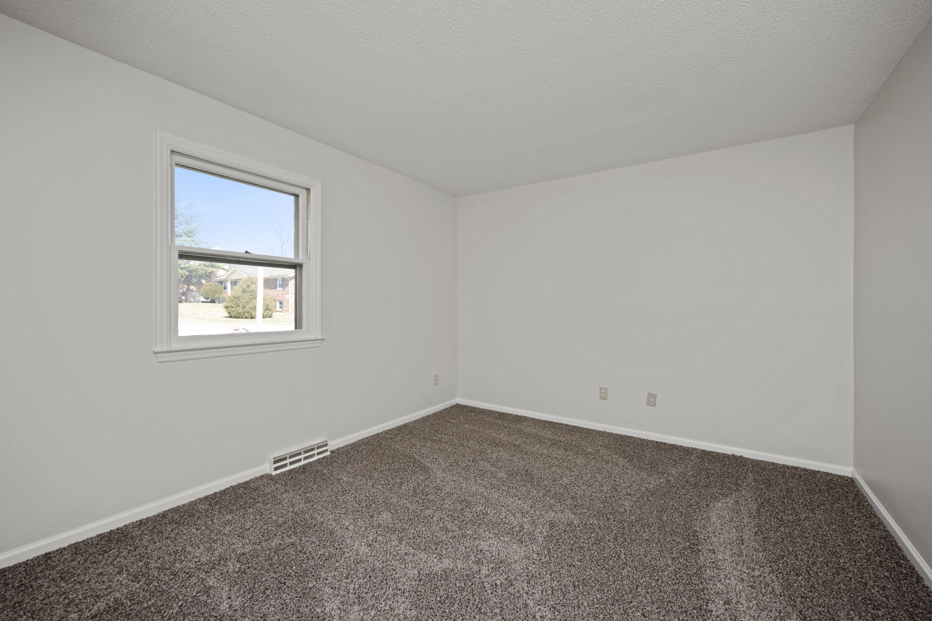 Richmond, Kentucky 40475, United States, 5 Bedrooms Bedrooms, ,3 BathroomsBathrooms,Residential,Active,94448