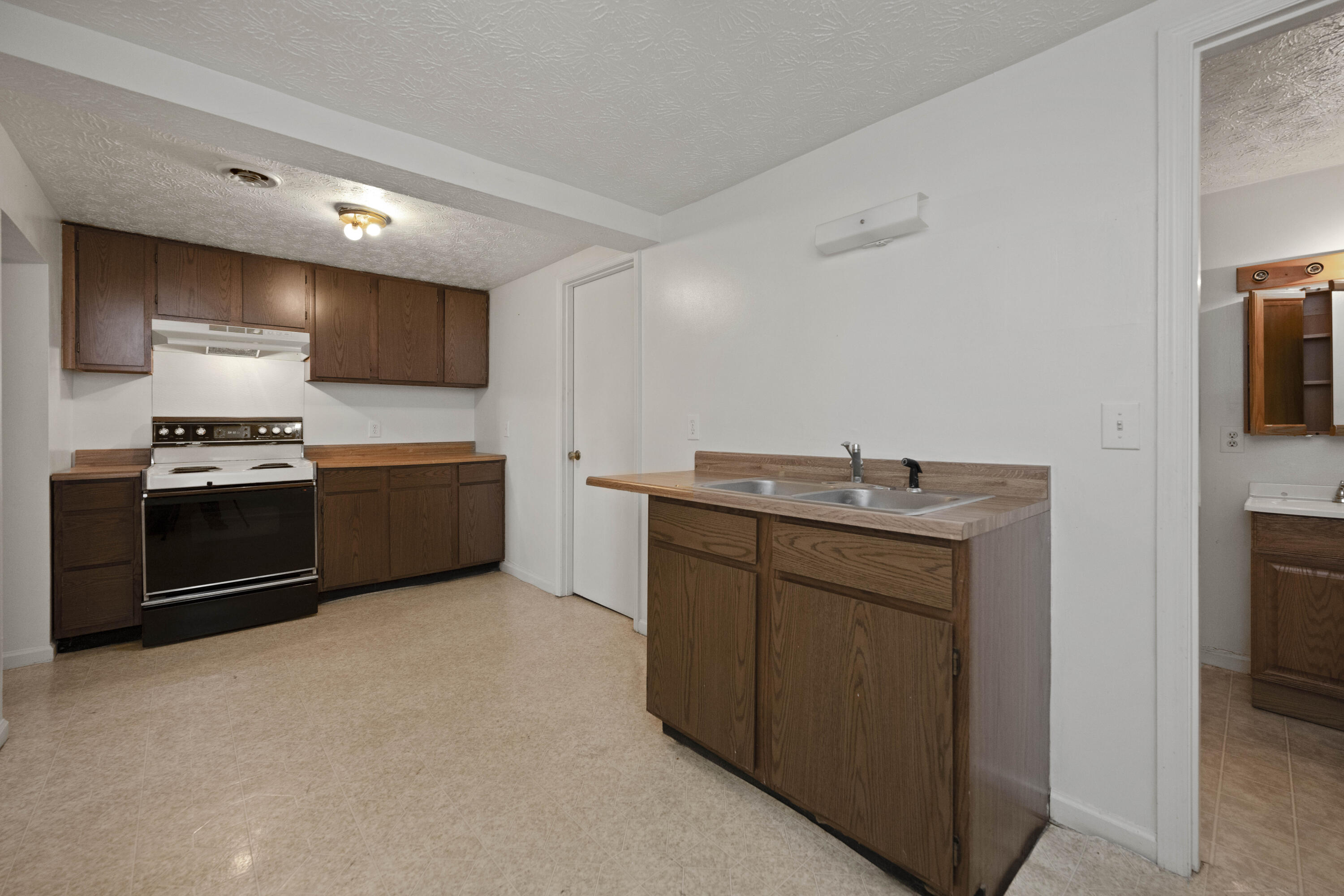 Richmond, Kentucky 40475, United States, 5 Bedrooms Bedrooms, ,3 BathroomsBathrooms,Residential,Active,94448