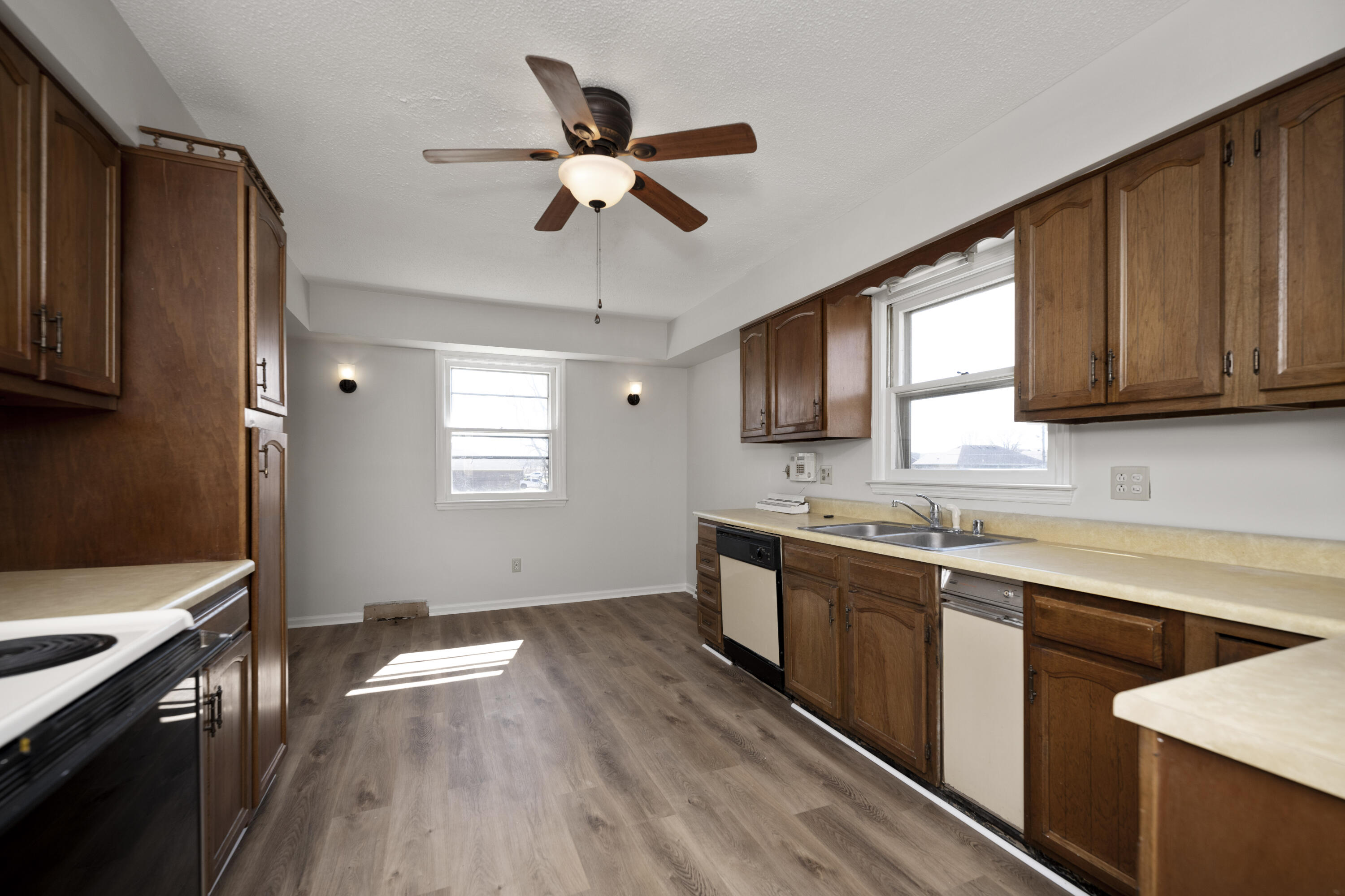 Richmond, Kentucky 40475, United States, 5 Bedrooms Bedrooms, ,3 BathroomsBathrooms,Residential,Active,94448