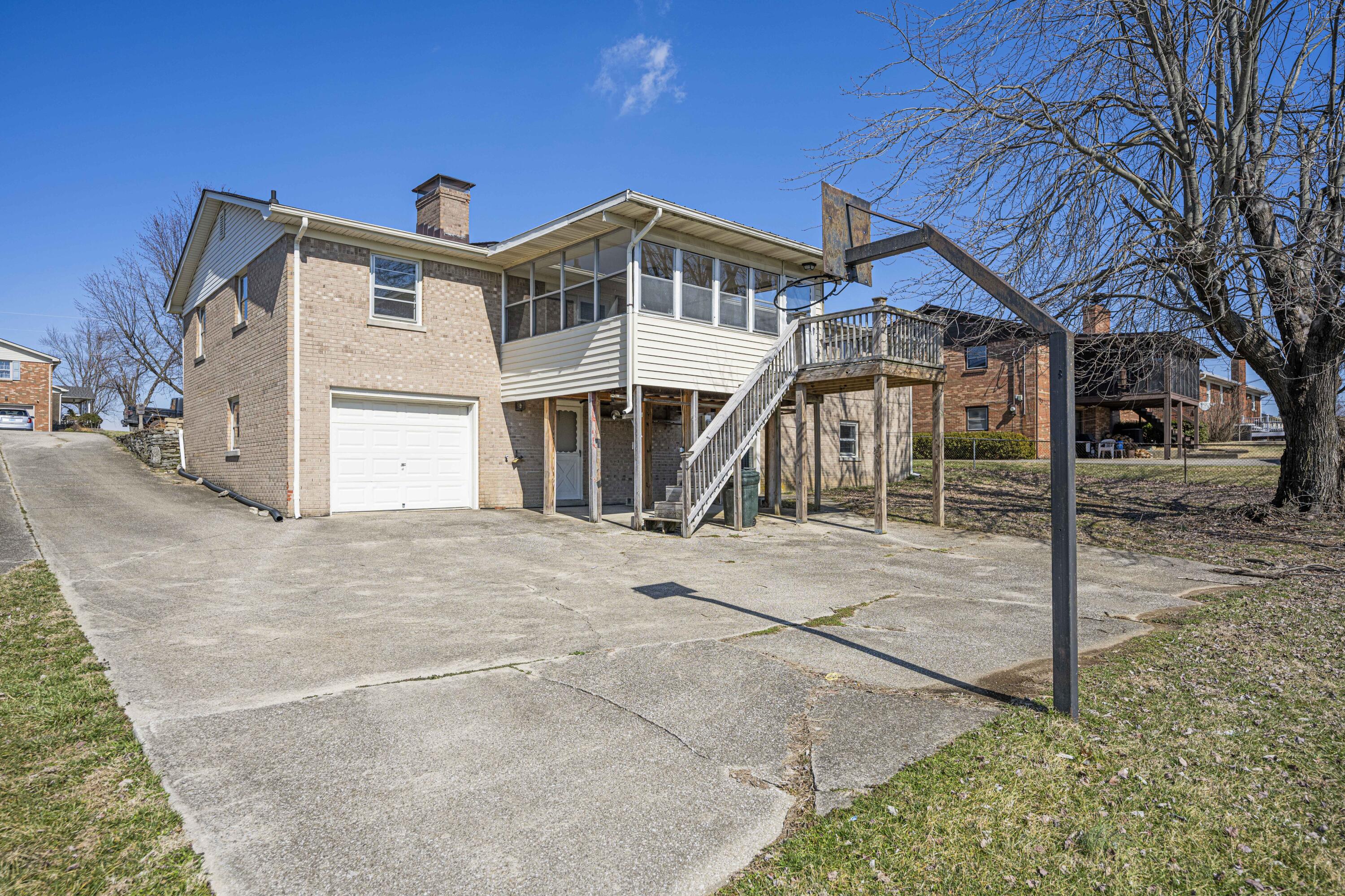 Richmond, Kentucky 40475, United States, 5 Bedrooms Bedrooms, ,3 BathroomsBathrooms,Residential,Active,94448