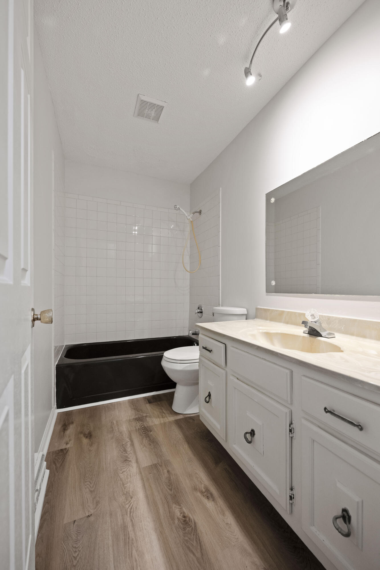 Richmond, Kentucky 40475, United States, 5 Bedrooms Bedrooms, ,3 BathroomsBathrooms,Residential,Active,94448