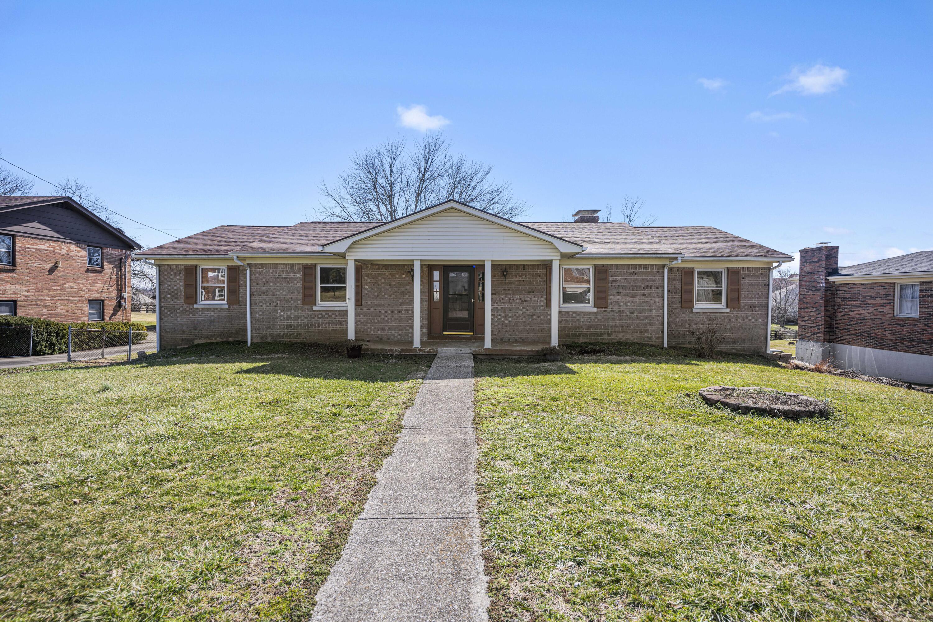 Richmond, Kentucky 40475, United States, 5 Bedrooms Bedrooms, ,3 BathroomsBathrooms,Residential,Active,94448