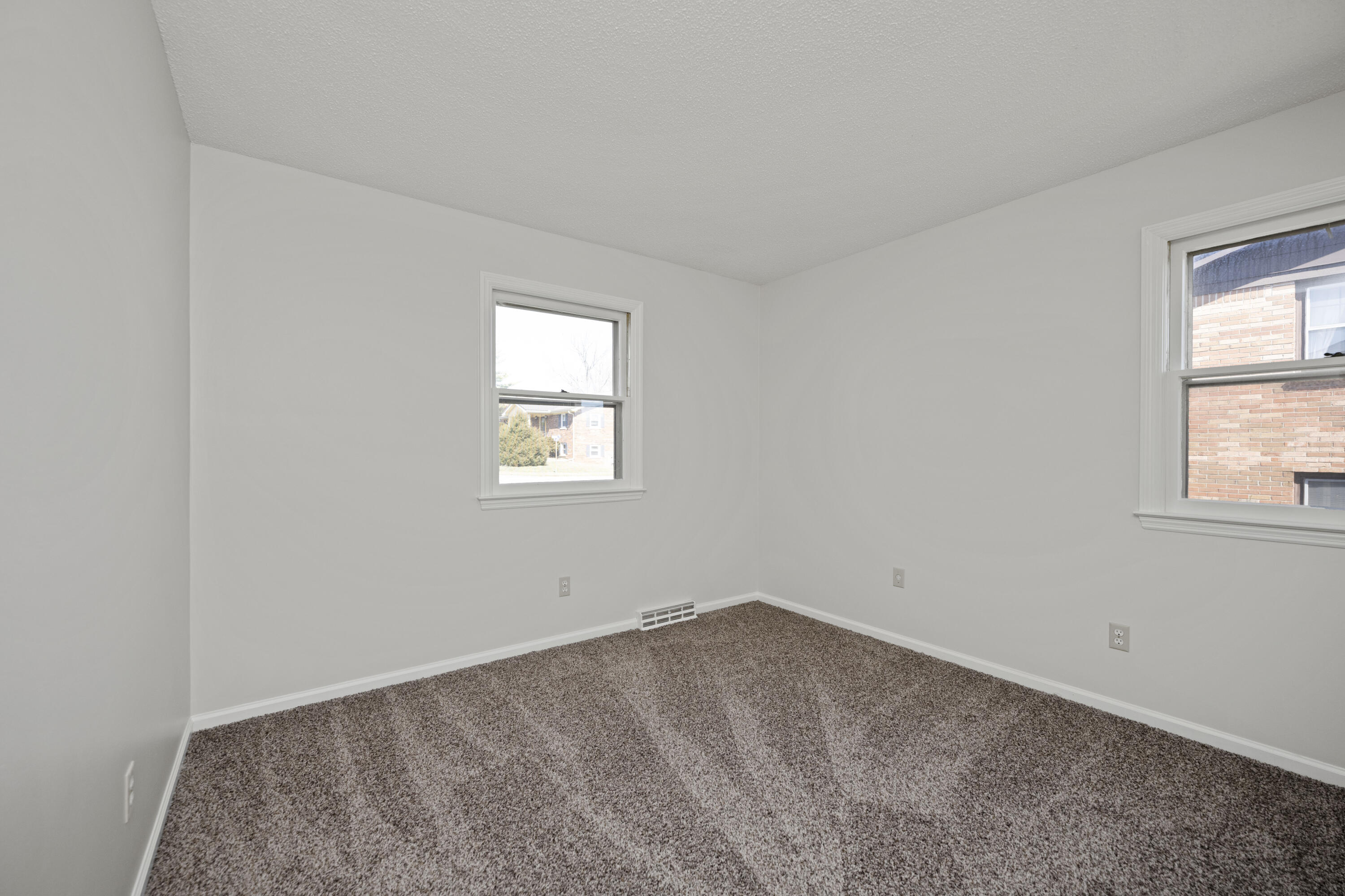 Richmond, Kentucky 40475, United States, 5 Bedrooms Bedrooms, ,3 BathroomsBathrooms,Residential,Active,94448