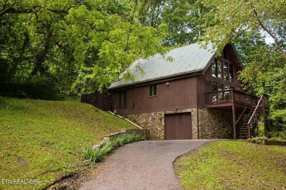Photo of 515 Englewood Road, Middlesboro, KY 40965 (MLS # 26020657)