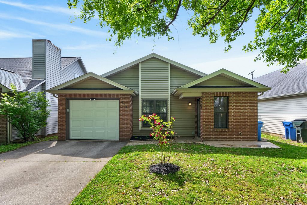 Photo of 216 Pleasant Pointe Drive, Lexington, KY 40517 (MLS # 26012833)
