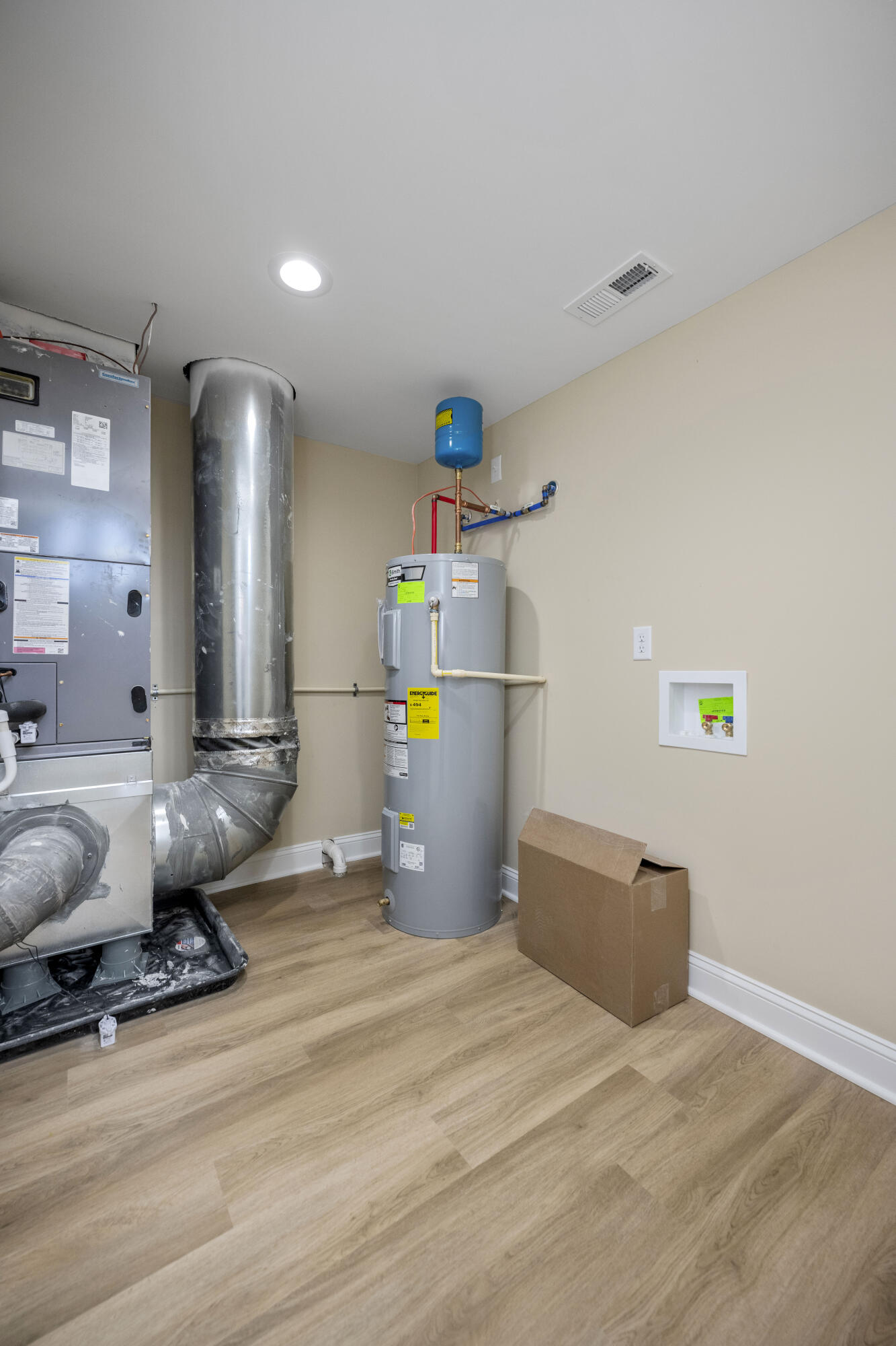 Richmond, Kentucky 40475, United States, 3 Bedrooms Bedrooms, ,3 BathroomsBathrooms,Residential,Contingent,46065