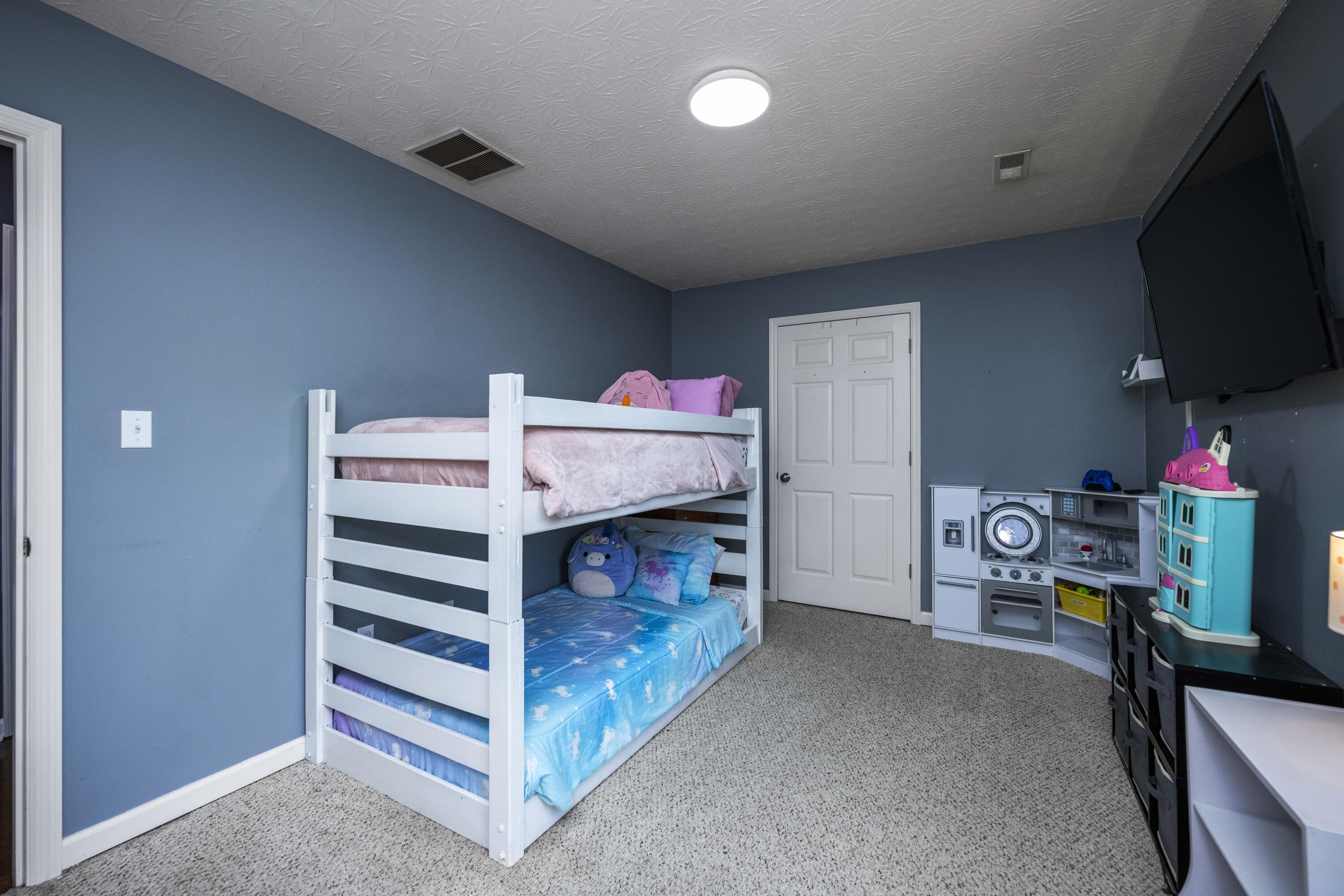 Berea, Kentucky 40403, United States, 4 Bedrooms Bedrooms, ,2 BathroomsBathrooms,Residential,Pending,35236