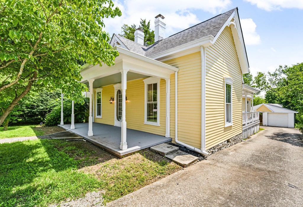 Photo of 208 S Winter Street, Midway, KY 40347 (MLS # 26020088)