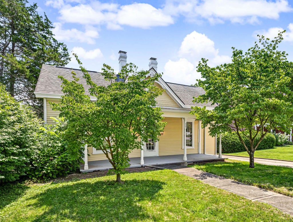 Photo of 208 S Winter Street, Midway, KY 40347 (MLS # 26020088)