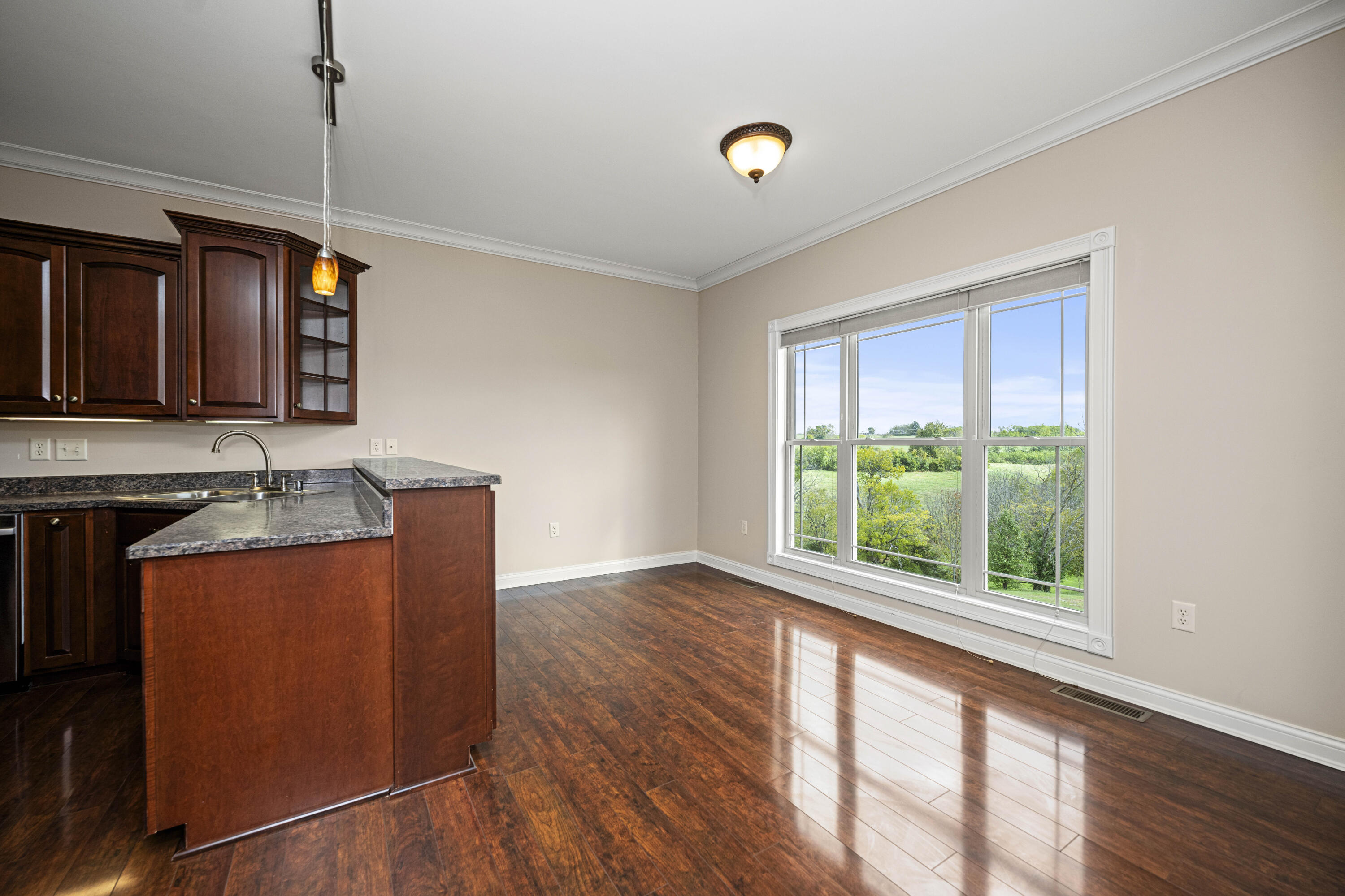 Richmond, Kentucky 40475, United States, 5 Bedrooms Bedrooms, ,3 BathroomsBathrooms,Residential,Pending,38701